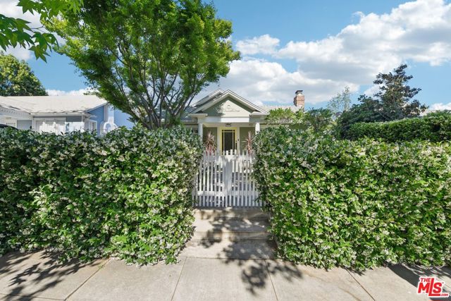 1324 N Orange Grove Avenue, West Hollywood CA: https://media.crmls.org/mediaz/09884975-c963-46af-89af-15fd965a6bed.jpg