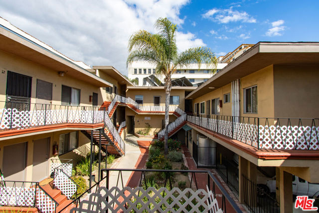 627 Coronado Terrace, Los Angeles CA: https://media.crmls.org/mediaz/09889732-85be-49b7-af4d-fbe220163945.jpg