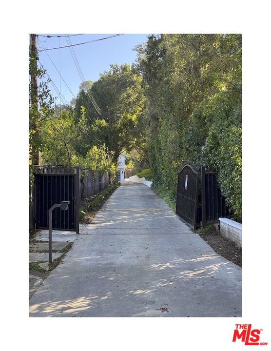 4800 Topeka Drive, Tarzana CA: https://media.crmls.org/mediaz/0988d784-b280-4742-a53c-5006378cd487.jpg