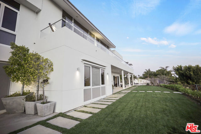 27454 Winding Way, Malibu CA: https://media.crmls.org/mediaz/0989583f-2a8e-4c2f-aa97-1b134e916555.jpg