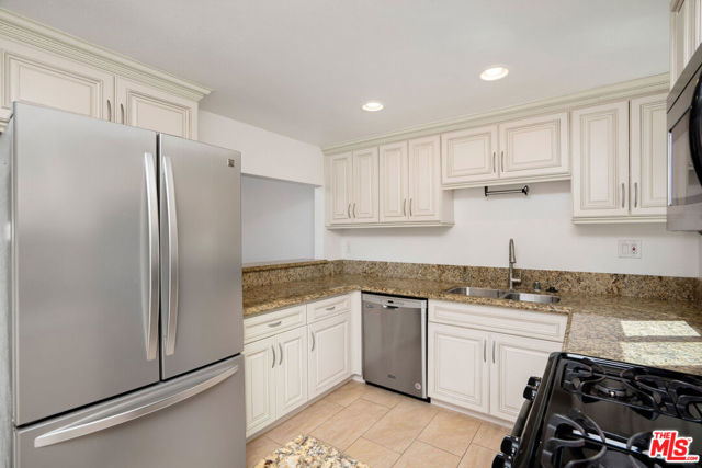 13948 Moorpark Street, Sherman Oaks CA: https://media.crmls.org/mediaz/0989c648-e76b-4883-b45c-e669ac88a983.jpg