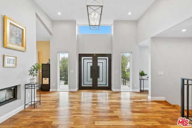 436 Levering Avenue, Los Angeles CA: https://media.crmls.org/mediaz/098ad91e-465e-40c2-b14a-e59534ca41a0.jpg