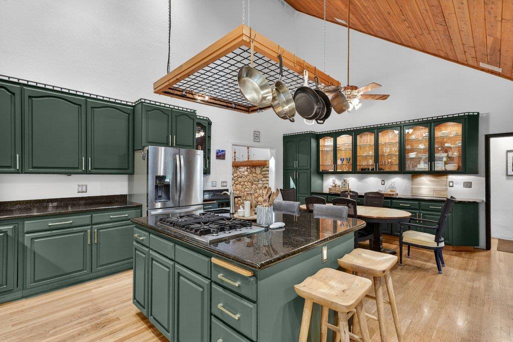 https://media.crmls.org/mediaz/098d420d-441a-406a-9dab-5b63c69e48ee.jpg?preset=X-Large