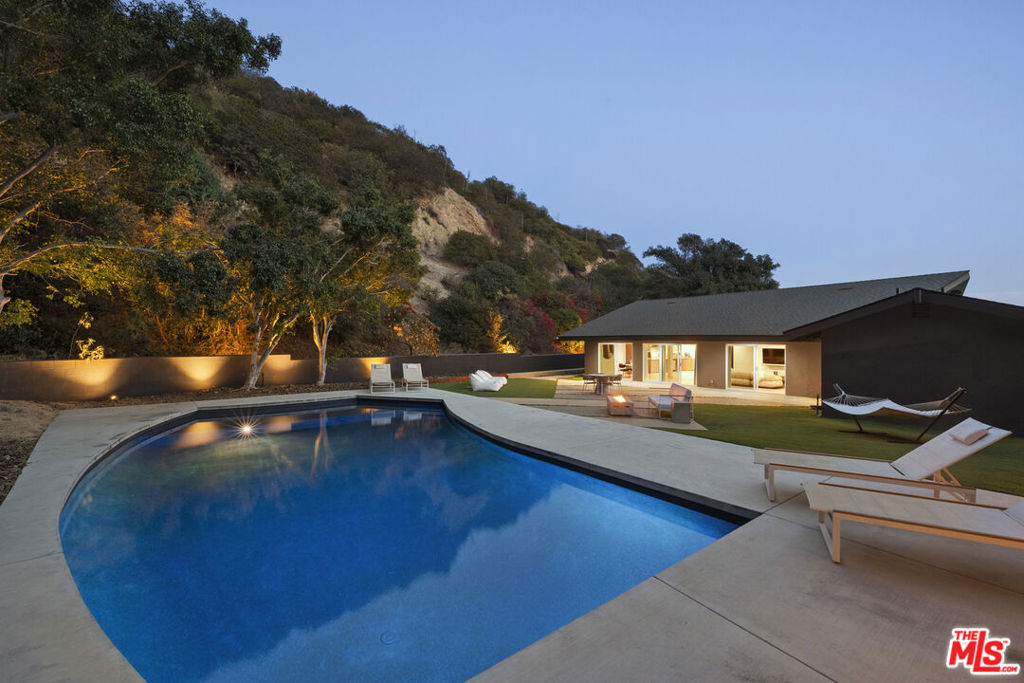 9289 Swallow Drive