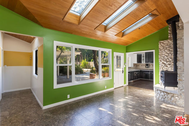 7225 Forbes Avenue, Lake Balboa CA: https://media.crmls.org/mediaz/098d8fb3-b613-4051-9fa8-2c390def74e7.jpg