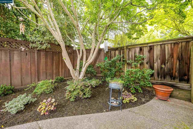 405 Triomphe Ct, Danville CA: https://media.crmls.org/mediaz/098da3ec-04a9-442b-96c5-587913eb94c8.jpg
