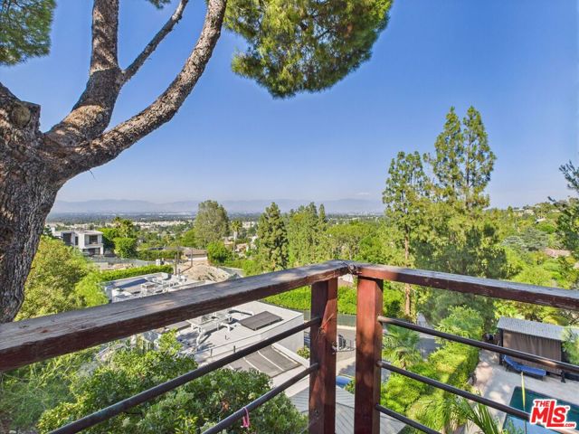 4723 Dunas Lane, Tarzana CA: https://media.crmls.org/mediaz/098df32e-419f-4b14-9486-b6f474c1db0b.jpg