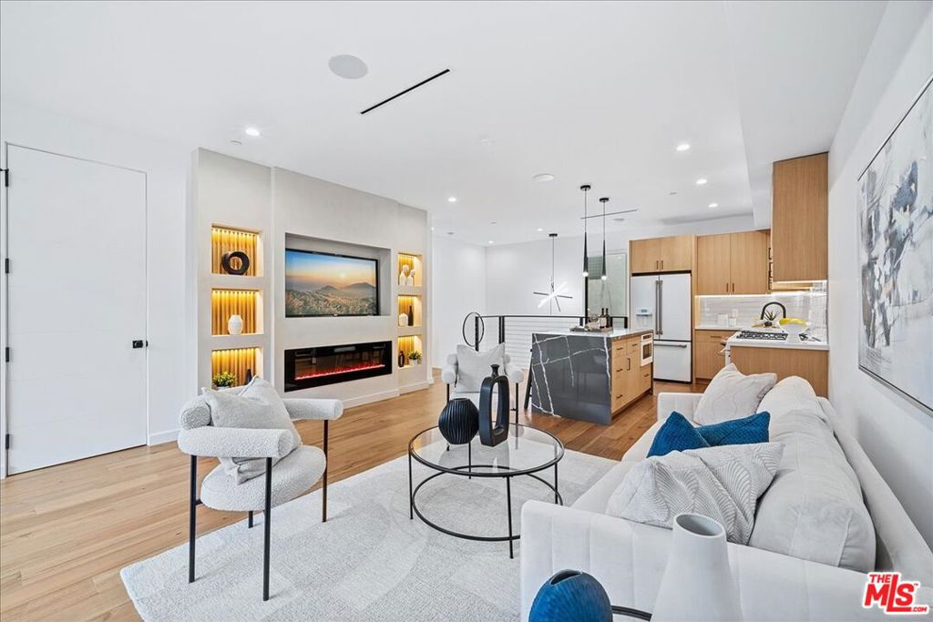 1327 N Fuller Avenue