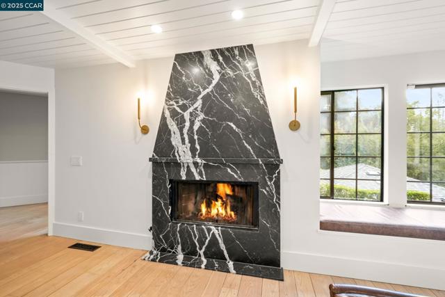 125 Sleepy Hollow Ln, Orinda CA: https://media.crmls.org/mediaz/098feb31-3983-481b-8179-a941fe3c4500.jpg