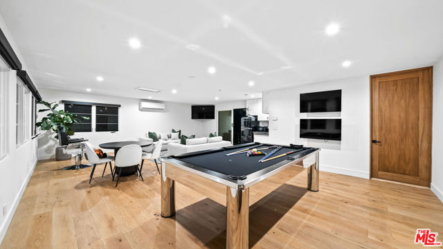 18762 Wells Drive, Tarzana CA: https://media.crmls.org/mediaz/09901ed9-9a4d-43db-aafc-10166de062a2.jpg