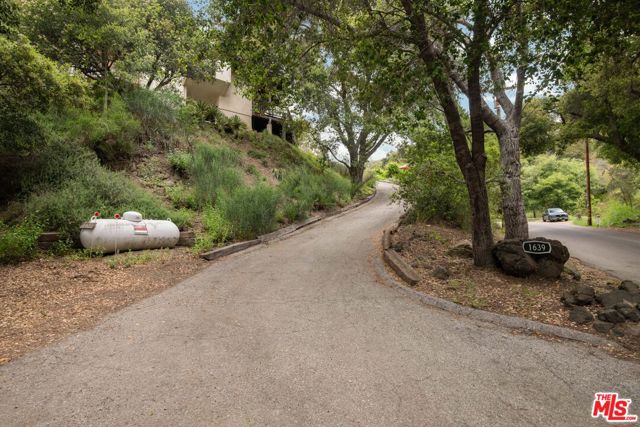 1639 Oak Drive, Topanga CA: https://media.crmls.org/mediaz/09904671-2d26-4231-a688-9afbfb832da9.jpg