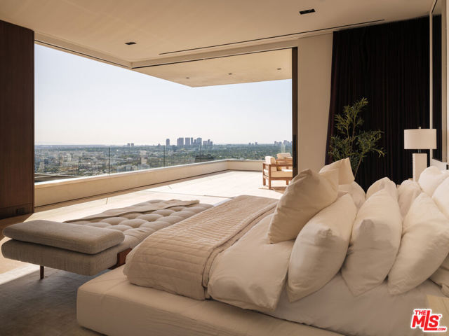 1305 Collingwood Place, Los Angeles CA: https://media.crmls.org/mediaz/0990c8cd-bb35-42e4-a6a3-109e8a111855.jpg