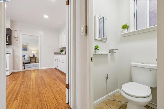 545 Central Ave, Alameda CA: https://media.crmls.org/mediaz/0990cfe9-34b7-46dc-b2d1-5fc45f6fd642.jpg