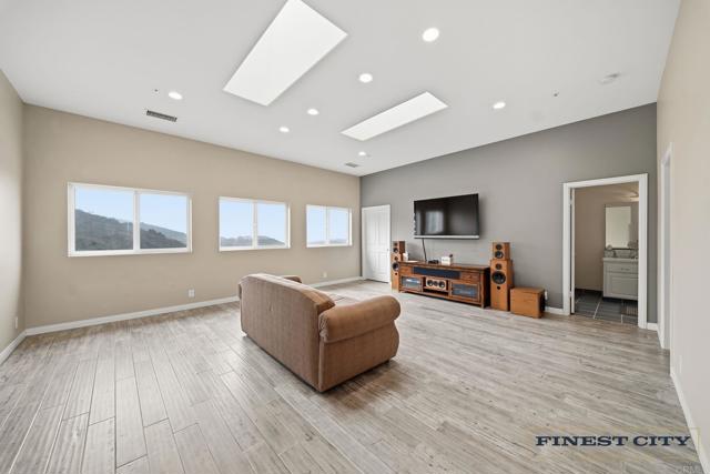 Detail Gallery Image 19 of 65 For 1925 Robinhood Rd, Vista,  CA 92084 - 5 Beds | 4/1 Baths