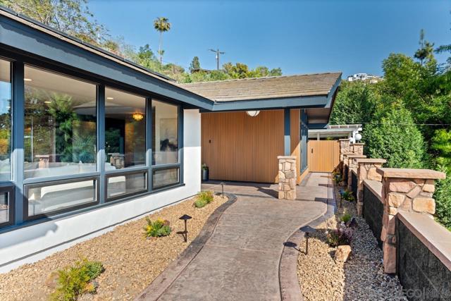 4911 Beaumont Dr, La Mesa CA: https://media.crmls.org/mediaz/09931261-e400-4bfd-8347-f1a31e80b81e.jpg