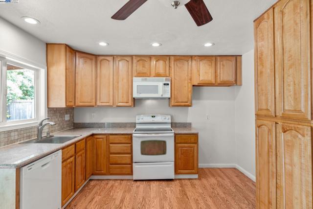 368 Helen Way, Livermore CA: https://media.crmls.org/mediaz/0993709e-502c-4233-9ba9-a8586a54a2fa.jpg