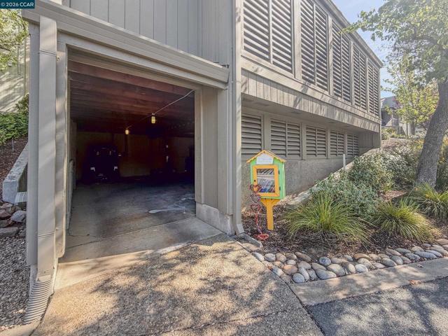 600 Terra California Dr, Walnut Creek CA: https://media.crmls.org/mediaz/09946d83-69dc-4af7-9df5-4d79a8905af3.jpg