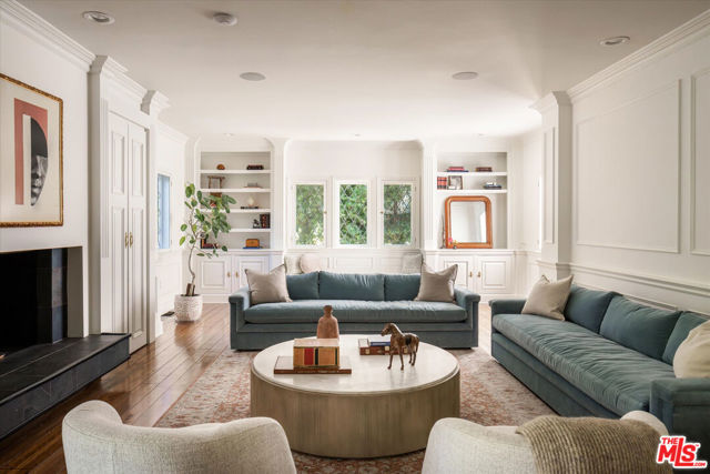 322 Lorraine Boulevard, Los Angeles CA: https://media.crmls.org/mediaz/09952730-2e40-417d-bc59-80e18955310d.jpg