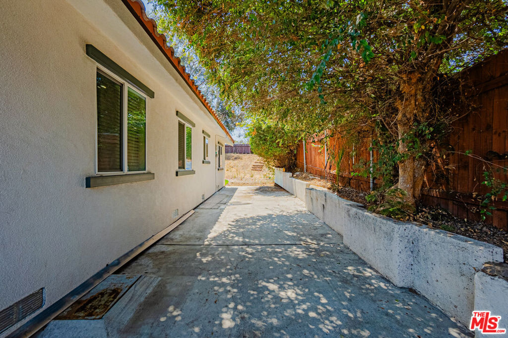 https://media.crmls.org/mediaz/0995737c-88ef-4f7e-a950-8e4308bdfff4.jpg?preset=X-Large