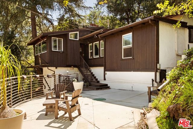 10012 Charter Oak Lane, Beverly Hills CA: https://media.crmls.org/mediaz/099583f6-d3b9-4e68-a364-ee0f0b551a81.jpg