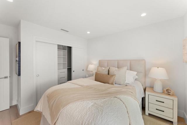 5576 Chelsea Ave, La Jolla CA: https://media.crmls.org/mediaz/09960db6-6ded-429e-95da-cdd10627a1f2.jpg