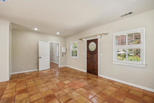 628 Saint Mary St, Pleasanton CA: https://media.crmls.org/mediaz/0996c013-d802-4c72-b081-fe2d11a0a628.jpg