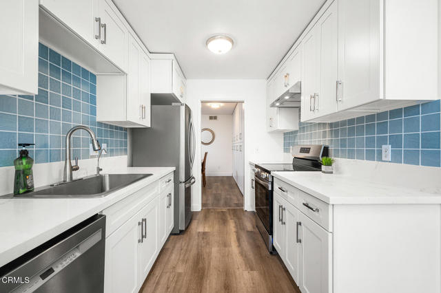 4275 Via Arbolada, Los Angeles CA: https://media.crmls.org/mediaz/09980f68-540f-4684-ad3e-82f1b0007a78.jpg