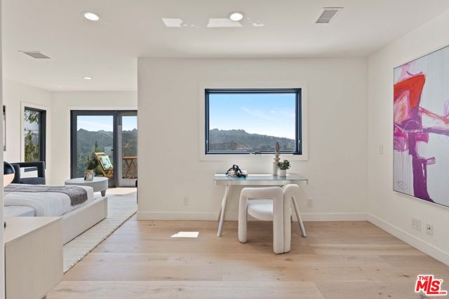 1648 Summitridge, Beverly Hills CA: https://media.crmls.org/mediaz/099a534c-bdb1-4197-9a22-cf56b398ec1e.jpg