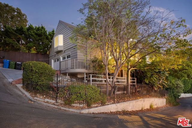 3625 Serra Road, Malibu CA: https://media.crmls.org/mediaz/099a5773-00ea-447e-8d87-91c32324f1af.jpg