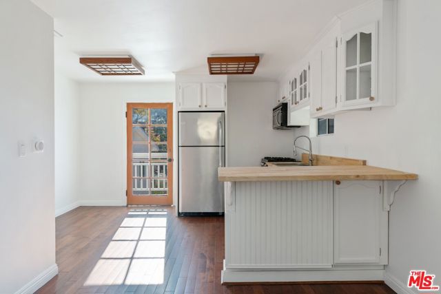 4011 1/2 Sunset Drive, Los Angeles CA: https://media.crmls.org/mediaz/099a88aa-2d7e-4deb-a199-f5645e5753c4.jpg