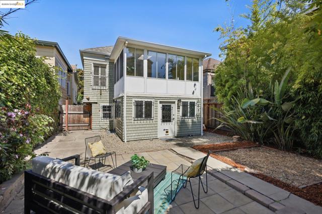 2002 Chestnut St, Oakland CA: https://media.crmls.org/mediaz/099a8fcd-1357-4979-b7fb-92cc26f41ea6.jpg