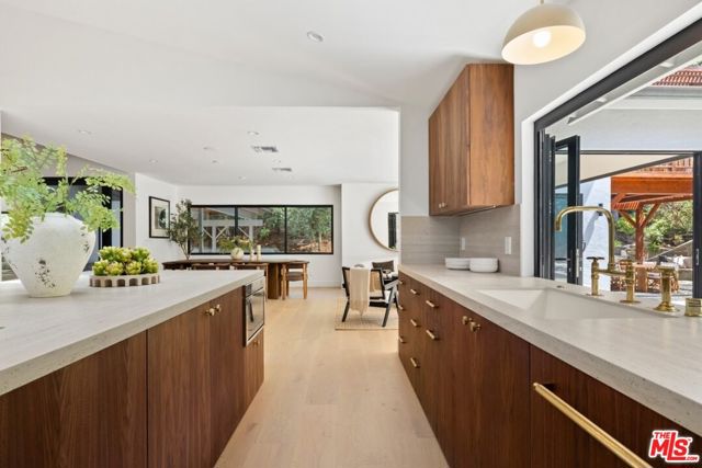 2716 Laurel Pass / Bypass, Los Angeles CA: https://media.crmls.org/mediaz/099ab63c-54da-4f53-ac19-57dbb8667118.jpg