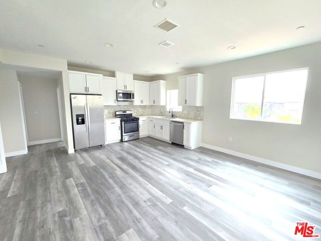 2516 Malabar Street, Los Angeles CA: https://media.crmls.org/mediaz/099ac46f-2164-41f3-8c0e-a51b09d6ed1e.jpg