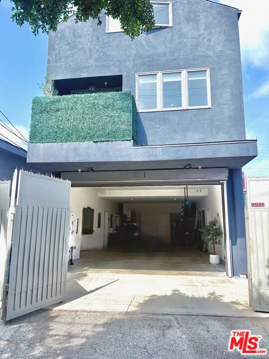 2513 Lincoln Boulevard, Venice CA: https://media.crmls.org/mediaz/099b25f6-3877-406c-8110-449d45ad57a5.jpg
