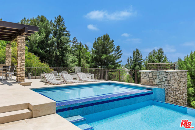 2175 Summitridge Drive, Beverly Hills CA: https://media.crmls.org/mediaz/099c5b53-9b44-41b9-88d2-7c695a605474.jpg