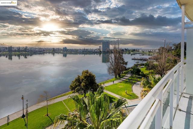 1 Lakeside Dr, Oakland CA: https://media.crmls.org/mediaz/099ccd34-1e05-486e-bc5c-6a707a4a04cf.jpg