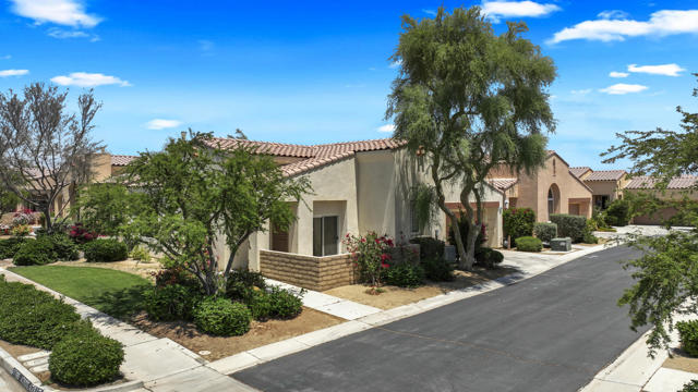 47788 Dancing Butterfly, La Quinta CA: https://media.crmls.org/mediaz/099d81da-ba68-40a3-8546-c3df77f754cb.jpg