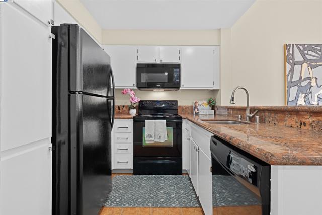 39219 Guardino Dr, Fremont CA: https://media.crmls.org/mediaz/099f4a38-fb6d-4621-b130-7b213a221696.jpg