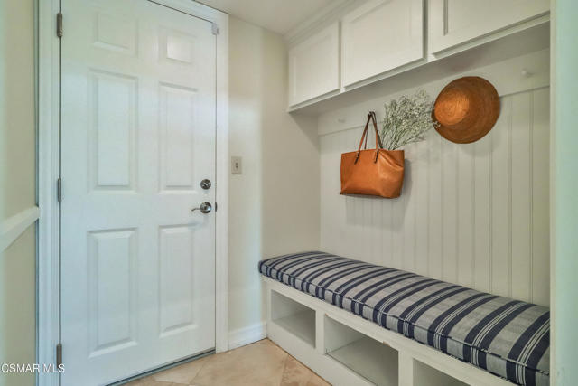 2328 Otono Circle, Thousand Oaks CA: https://media.crmls.org/mediaz/09a05448-5f36-4edf-b7d0-6bb2b34b46e6.jpg