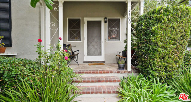 1100 N Louise Street, Glendale CA: https://media.crmls.org/mediaz/09a05498-1964-46cf-8aab-2c81a75463d7.jpg