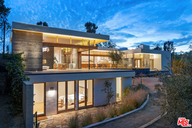 6708 Wildlife Road, Malibu CA: https://media.crmls.org/mediaz/09a190dc-4968-4383-9014-e45ed84ae172.jpg