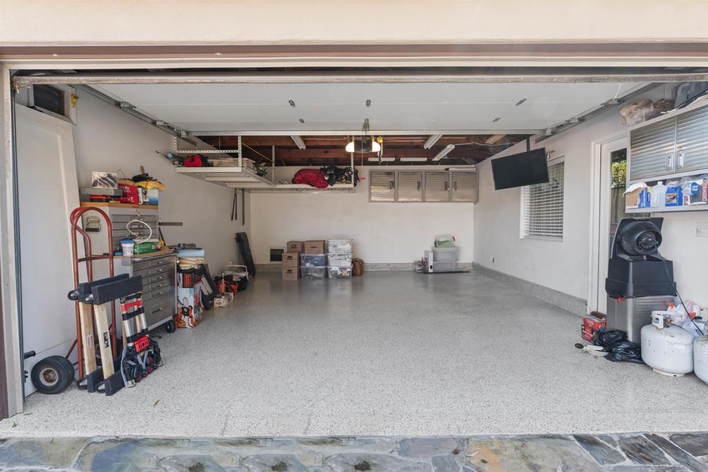 https://media.crmls.org/mediaz/09a1aeed-ca0d-4d43-be17-792d0fb56ddb.jpg?preset=X-Large