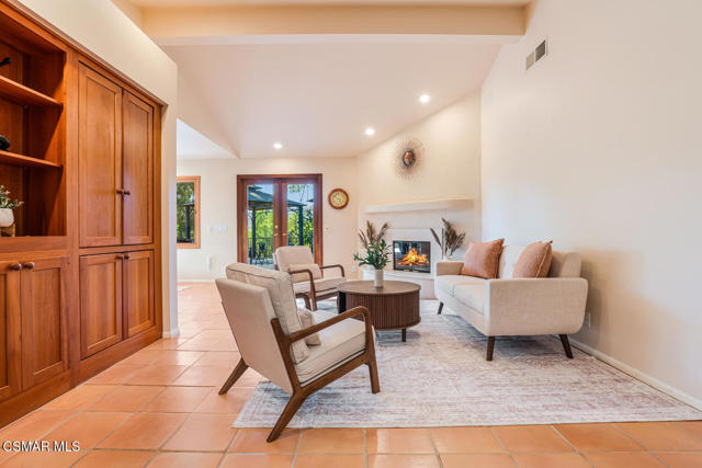 356 Laguna Terrace, Simi Valley CA: https://media.crmls.org/mediaz/09a1d262-4f9d-4423-93b1-57182cc5ccab.jpg