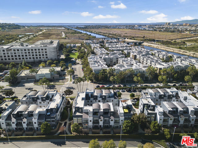 5350 Playa Vista Drive, Playa Vista CA: https://media.crmls.org/mediaz/09a1dc1a-7e00-419a-b64c-5e2571bcf06d.jpg