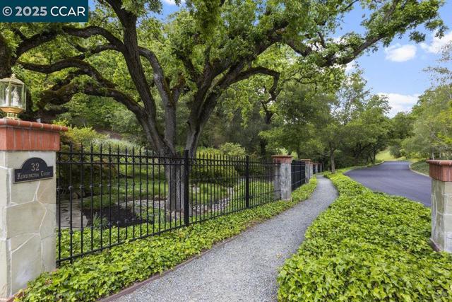 32 Kensington Ct, Alamo CA: https://media.crmls.org/mediaz/09a1e6ca-746d-417f-b7e5-ba8b8cfe4d93.jpg