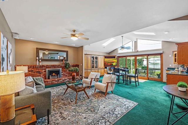 4601 Hampshire Way, Fremont CA: https://media.crmls.org/mediaz/09a2baa1-ae0f-433b-ac98-f926e664fff4.jpg