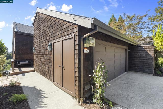 25 Watchwood Ct, Orinda CA: https://media.crmls.org/mediaz/09a3a48a-bfda-49cd-967f-0cf91ed825cb.jpg