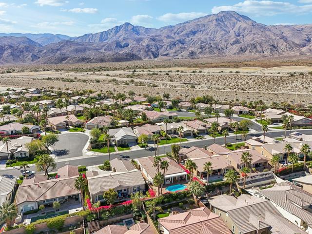 60920 Living Stone Drive, La Quinta CA: https://media.crmls.org/mediaz/09a4677c-c5cd-4ca4-bbef-7f256e4b41db.jpg