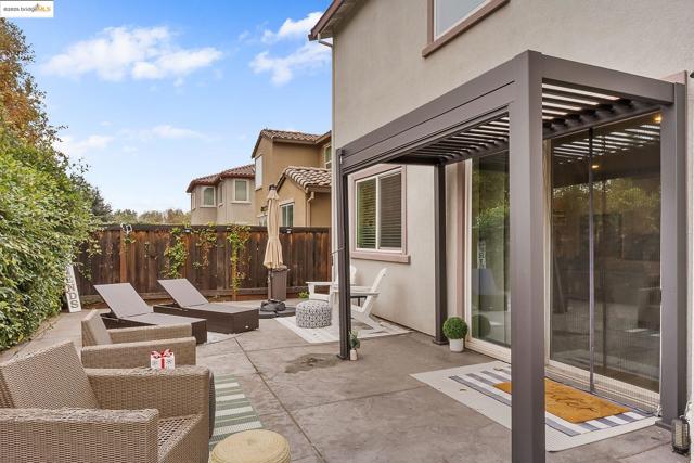 716 Cabada Dr, Brentwood CA: https://media.crmls.org/mediaz/09a47bbe-a0b7-4963-9cb6-94b64e6e1d3d.jpg