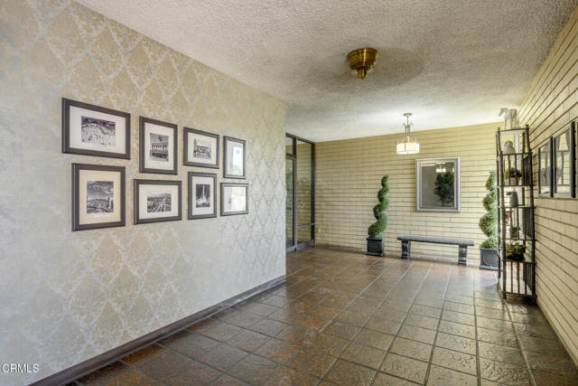 125 W Mountain Street, Glendale CA: https://media.crmls.org/mediaz/09a6e51f-564d-46d1-9f60-475120e589c8.jpg
